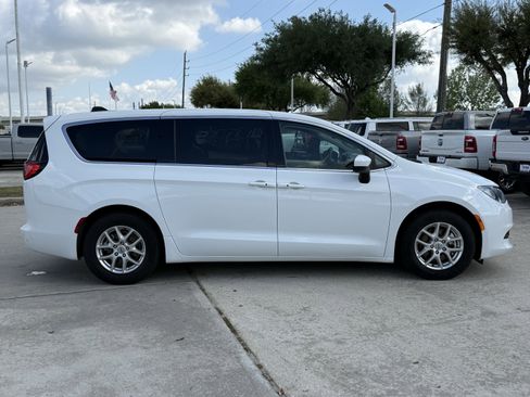 Used 2023 Chrysler Voyager LX FWD image 3