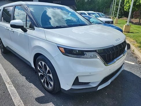 Used 2024 Kia Carnival EX FWD image 1