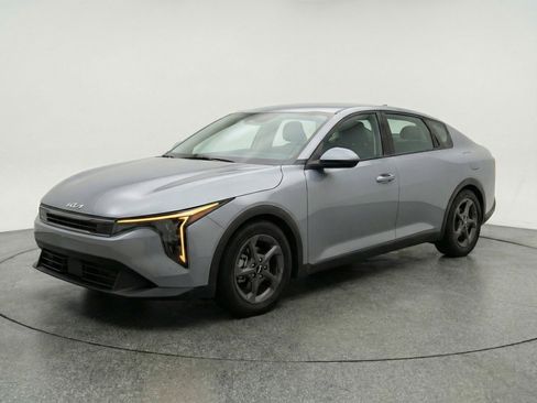 Used 2025 Kia K4 LXS image 3