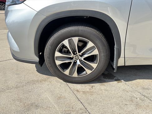 Used 2024 Toyota Highlander XLE AWD/4WD image 34