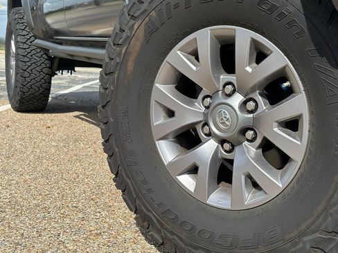 Used 2016 Toyota Tacoma SR5 w/ SR5 Appearance Package (SN) image 2