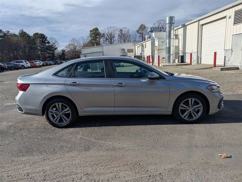 Certified 2024 Volkswagen Jetta SE image 3