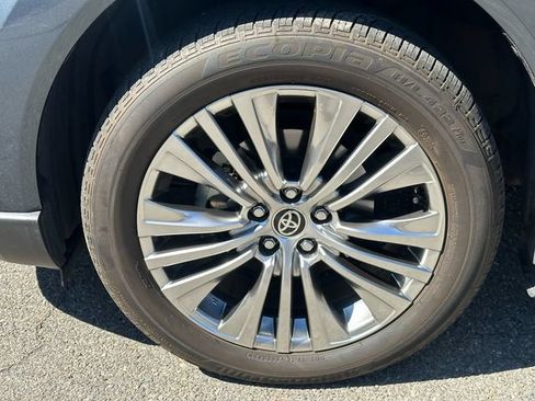 Certified 2021 Toyota Venza XLE w/ Carpet Mat Package (TMS) AWD/4WD image 17
