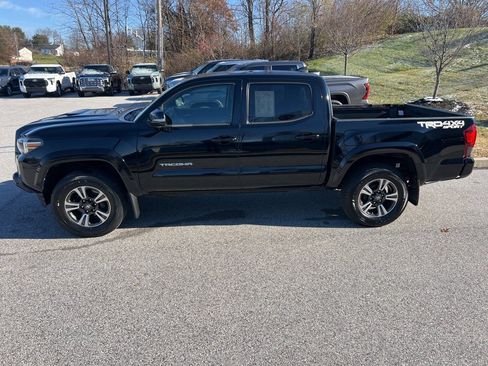 Used 2018 Toyota Tacoma TRD Sport image 7