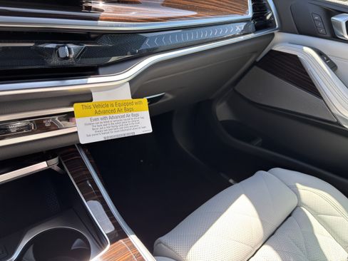 Used 2026 BMW X7 xDrive40i w/ M Sport Package AWD/4WD image 17