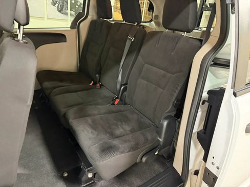 Used 2019 Dodge Grand Caravan SE FWD image 27