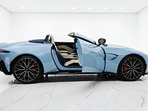Used 2022 Aston Martin V8 Vantage Roadster RWD image 15