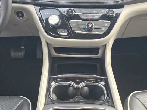Used 2024 Chrysler Pacifica Limited image 13