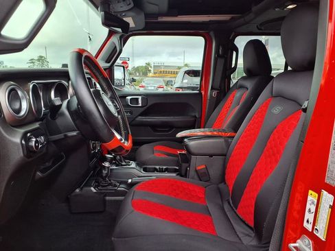 Used 2018 Jeep Wrangler Unlimited Sahara w/ Uconnect 4C Nav & Sound Group AWD/4WD image 16