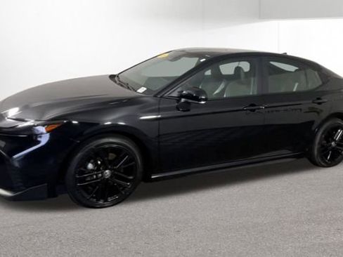 Used 2025 Toyota Camry SE FWD image 4