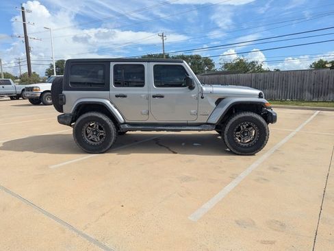 Used 2018 Jeep Wrangler Unlimited Sahara AWD/4WD image 4