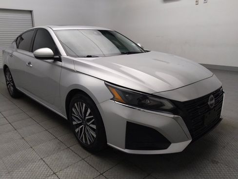 Used 2023 Nissan Altima 2.5 SV w/ SV Premium Package FWD image 13