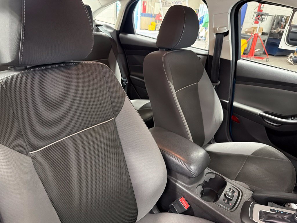 Used 2014 Ford Focus SE w/ SE Winter Package FWD image 9