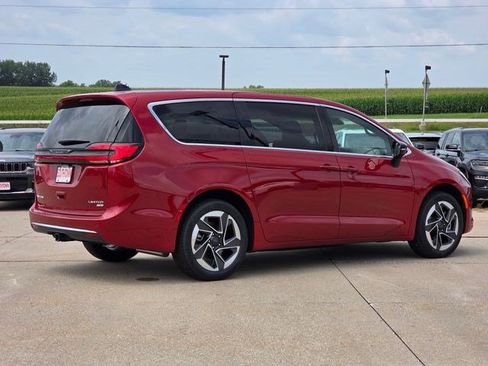 New 2027 Chrysler Pacifica Limited AWD/4WD image 8