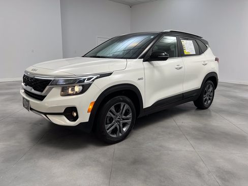Used 2023 Kia Seltos S w/ Navigation Package AWD/4WD image 4