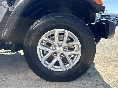 Used 2023 Jeep Gladiator Sport image 16