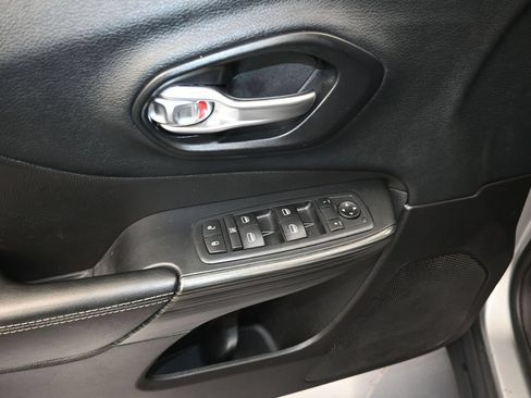 Used 2016 Jeep Cherokee Latitude FWD image 11