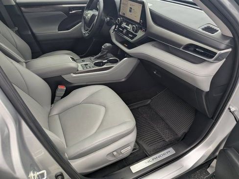 Used 2023 Toyota Highlander Limited FWD image 12