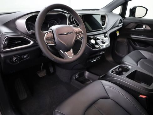 New 2026 Chrysler Pacifica Select image 9