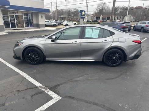 Used 2025 Toyota Camry SE image 5