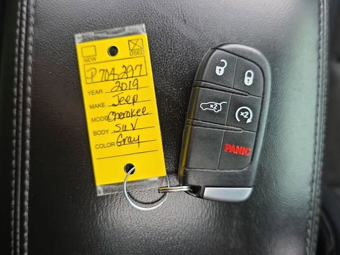 Used 2019 Jeep Grand Cherokee Altitude AWD/4WD image 23