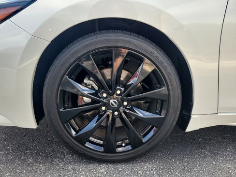 Used 2023 Nissan Maxima SR w/ Sport Mat Group FWD image 9