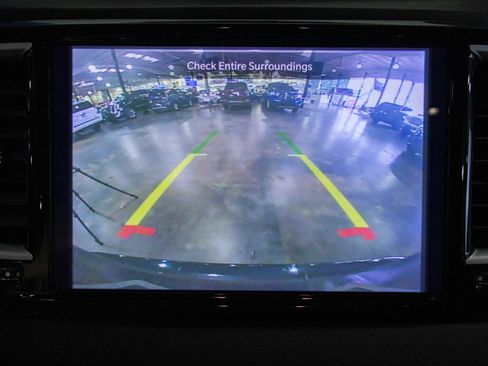 Used 2022 Chrysler Pacifica Touring-L image 6