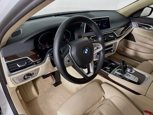 Used 2022 BMW 740i image 9