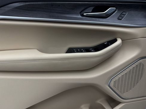 Used 2025 Jeep Grand Cherokee Limited w/ Black Appearance Package image 37