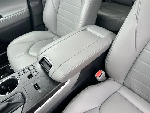 Used 2023 Toyota Highlander XLE FWD image 20