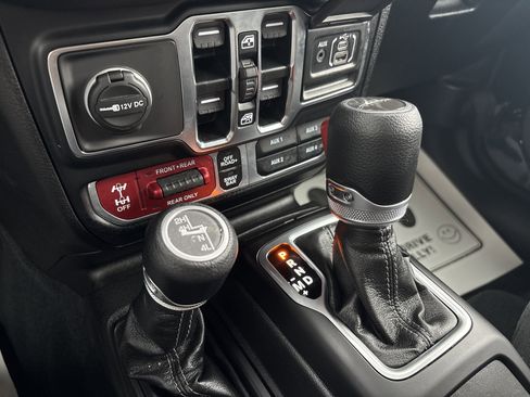 Used 2024 Jeep Gladiator Rubicon w/ Technology Group image 28