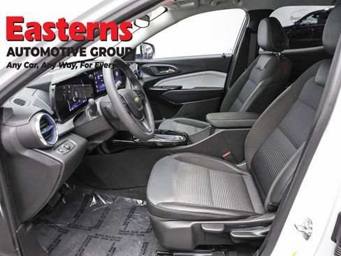 Used 2025 Chevrolet Trax LT FWD image 13