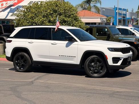 Used 2023 Jeep Grand Cherokee Altitude AWD/4WD image 4