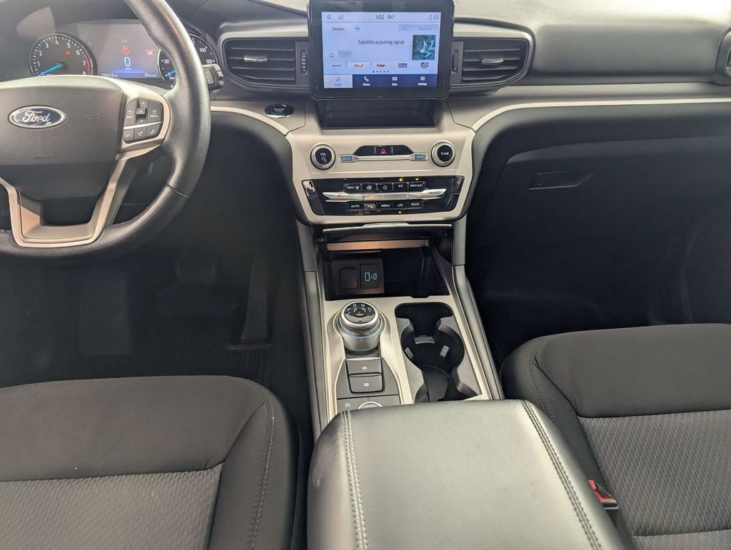 Used 2023 Ford Explorer XLT AWD/4WD image 25