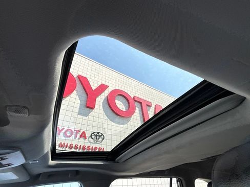 Used 2024 Toyota Highlander XLE FWD image 17