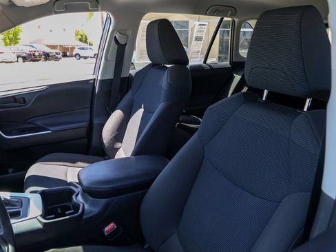 Used 2025 Toyota RAV4 LE AWD/4WD image 15