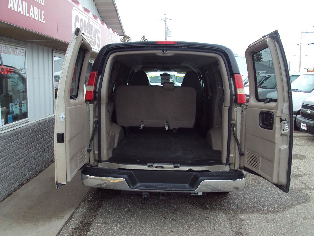 Used 2011 Chevrolet Express 1500 LT w/ LT Preferred Equipment Group AWD/4WD image 9