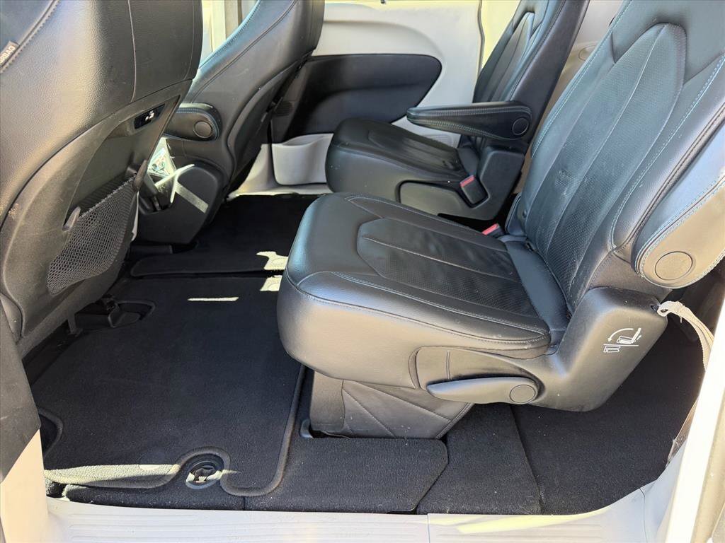 Used 2021 Chrysler Pacifica Touring-L FWD image 10