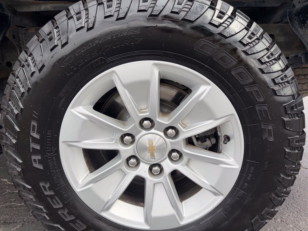 Used 2023 Chevrolet Silverado 1500 LT AWD/4WD image 19