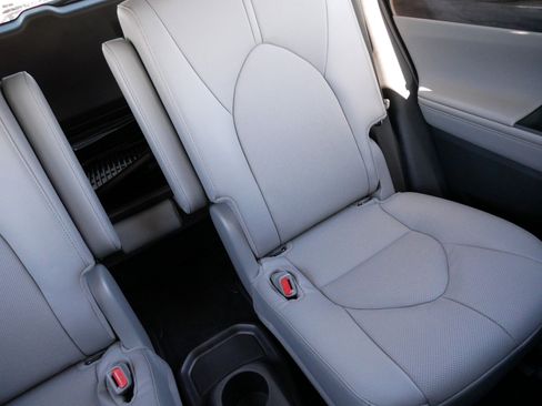 Certified 2025 Toyota Highlander Limited image 14