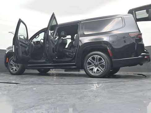 Used 2024 Jeep Wagoneer L Series II RWD image 43