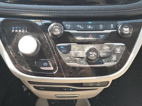 Used 2018 Chrysler Pacifica Limited w/ Advanced Safetytec Group FWD image 37