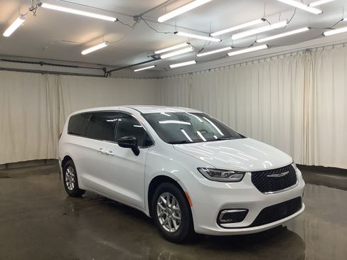 Used 2025 Chrysler Pacifica Select FWD image 3