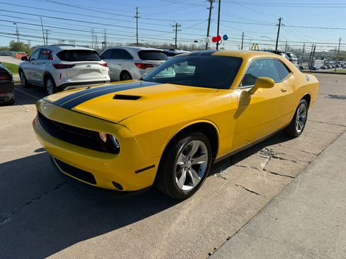 Used 2018 Dodge Challenger SXT w/ Driver Convenience Group image 6