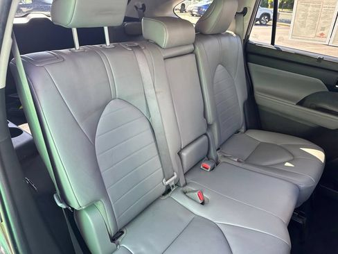 Used 2023 Toyota Highlander XLE FWD image 32
