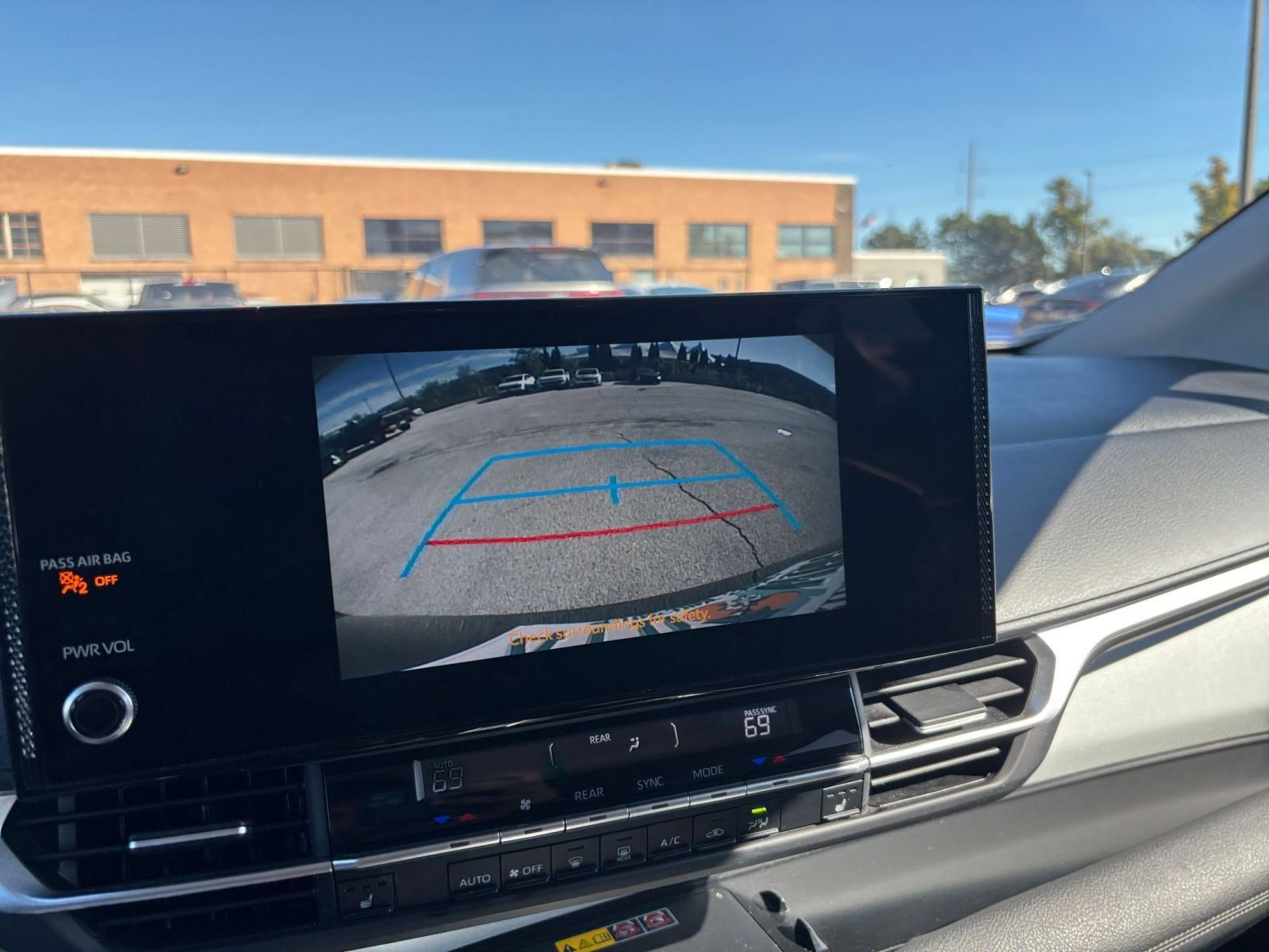 Used 2025 Toyota Sienna XLE FWD image 24