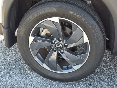 Used 2024 Nissan Rogue SV w/ SV Premium Package image 10