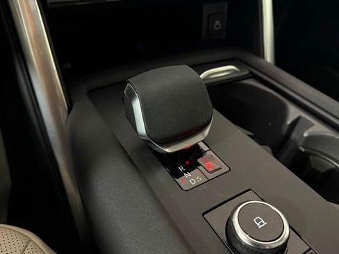 Certified 2025 Land Rover Discovery S image 17