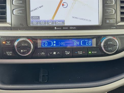 Used 2019 Toyota Highlander XLE image 24