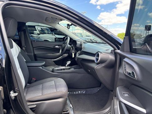 Used 2024 Chevrolet Trax LS w/ LS Convenience Package FWD image 12